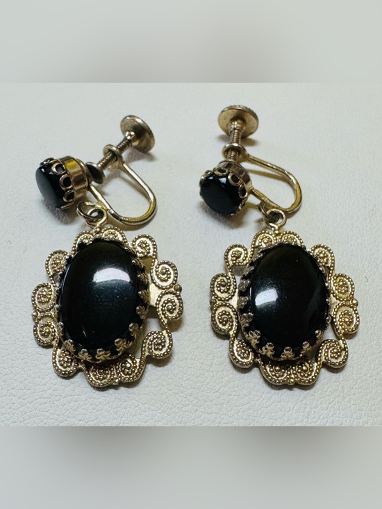 Unsigned Jewelry - Black glass screw back silver tone filigree earrings